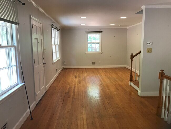 Building Photo - 913 Brookwood Dr