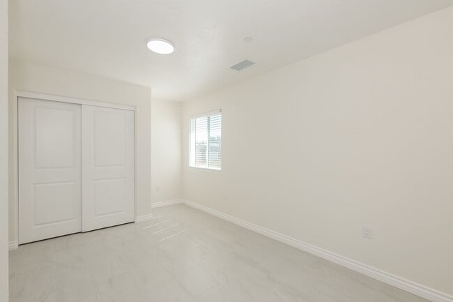 Building Photo - 16001 Live Oak St