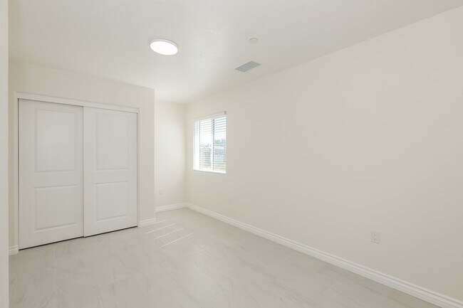 Building Photo - Spacious 3BR/2BA Home with Open Floor Plan, Garage & Washer/Dryer