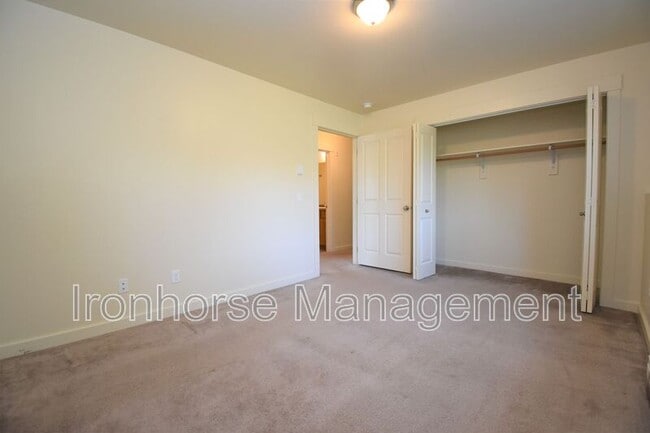 Building Photo - 807 W Villard St