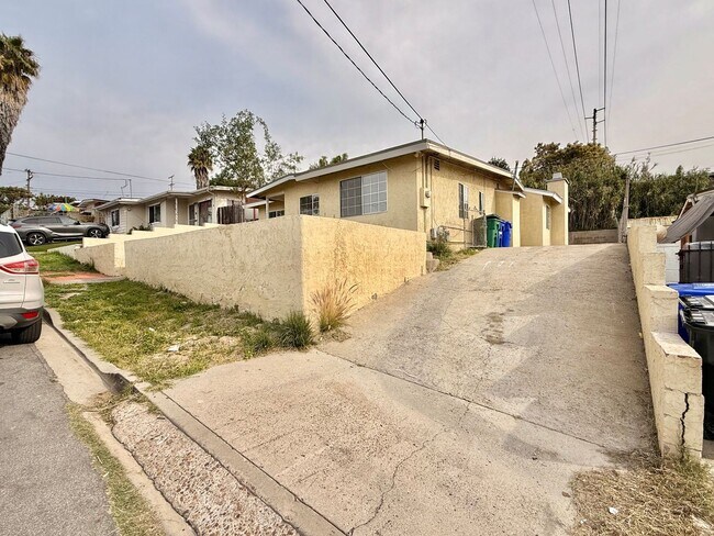 Building Photo - Spacious 4 Bedroom, 3 Bathroom Home with Driveway