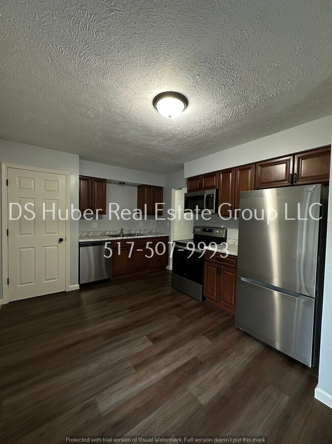 Building Photo - Stunning Duplex with brand new appliances!