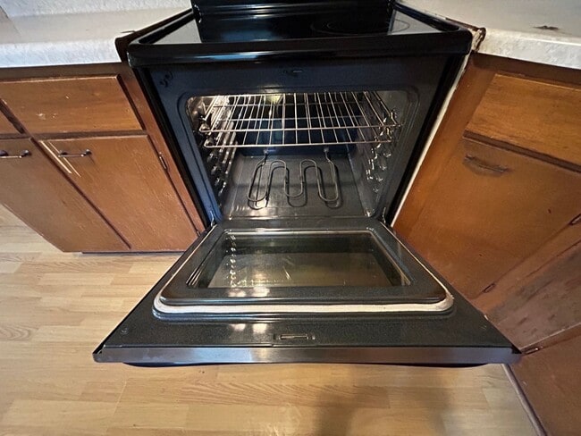Building Photo - Large 2 Bed 1 Bath House with Fenced Yard and Washer Dryer Hookups