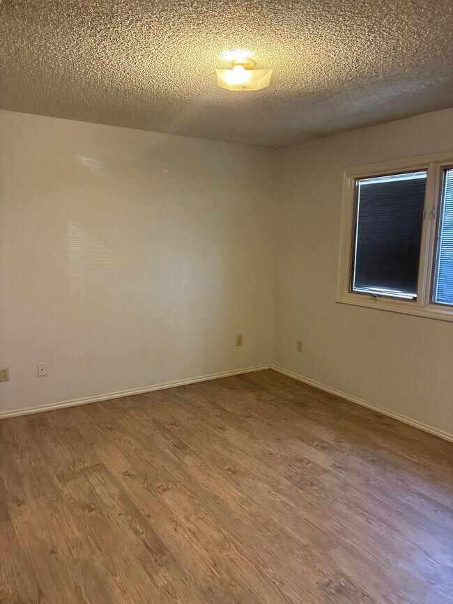 Building Photo - 8204 Vernon Ave