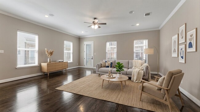 Building Photo - 922 W 20th St