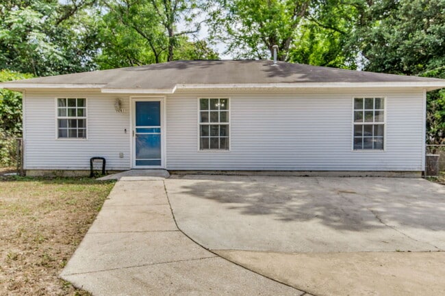 Building Photo - Move-in ready 3-bedroom, 1-bath cottage