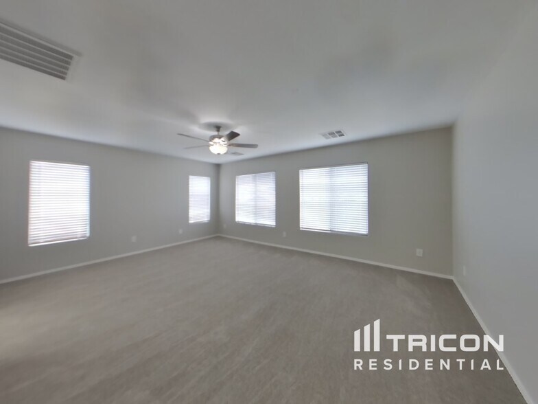 Building Photo - 4930 E Del Rio Dr