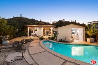 Building Photo - 2652 Byron Pl