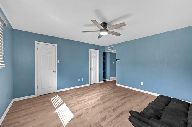 Building Photo - 2239 Fairgreen Dr