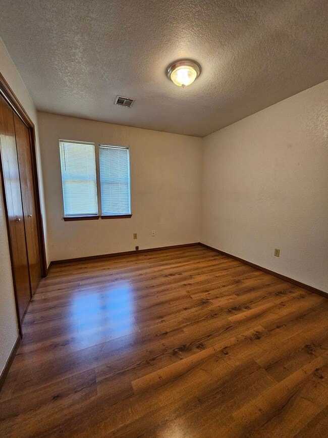 Building Photo - (3) Bed/(2) Bath in West Norman Available NOW! Sm Dog Negotiable.