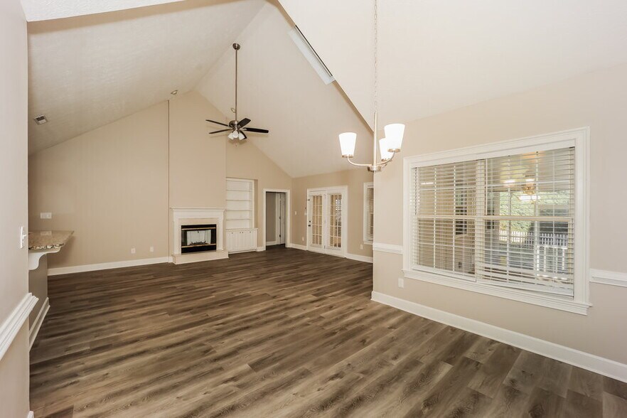 Building Photo - 440 Fairway Ct