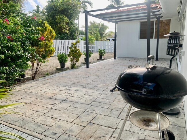 Building Photo - 1001 Surfside Blvd