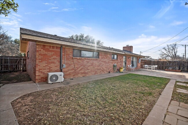 Building Photo - Fully Furnished Rental!!