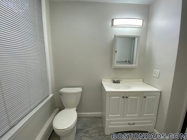 Building Photo - 33 Rockland St