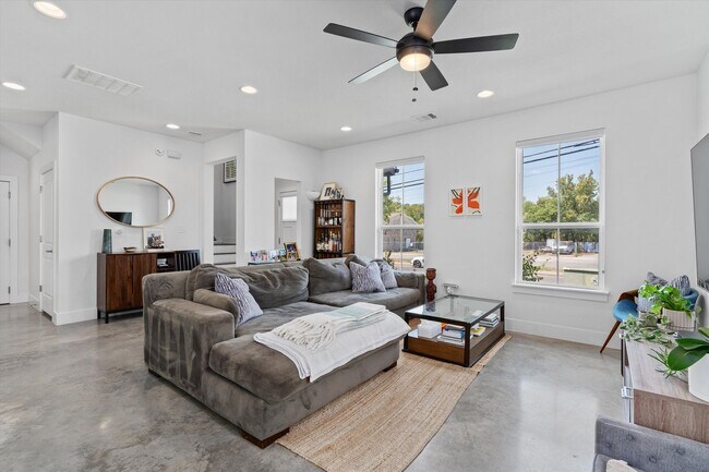 Building Photo - Spacious East Austin Home for Rent