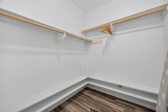 Building Photo - 5310 Holly View Dr