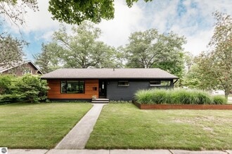 Building Photo - 604 Sixth St