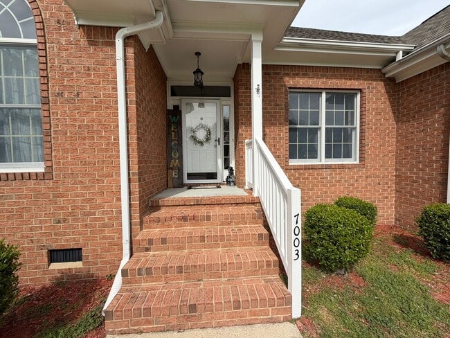 Building Photo - 4 Bed / 2.5 Bath Single Family Home