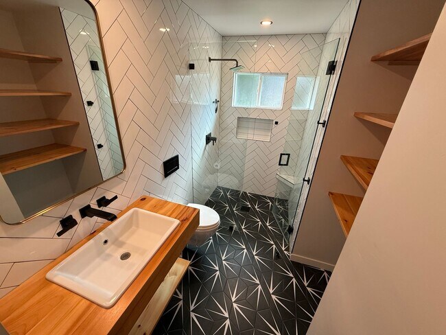 Building Photo - 1115 Balour Dr
