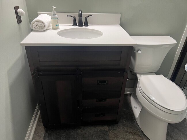 Building Photo - Furnished Updated Condo on HHI - Walk to the Beach!