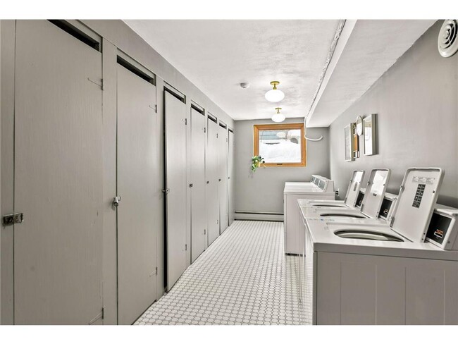 Building Photo - 99 E 54th St