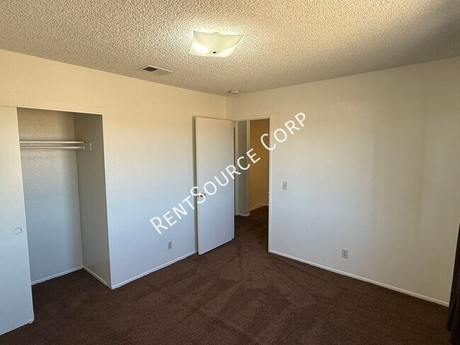 Building Photo - 1303 W Ave J 4