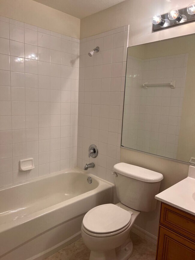 Building Photo - 2 Bedroom, 2 Bathroom + Den