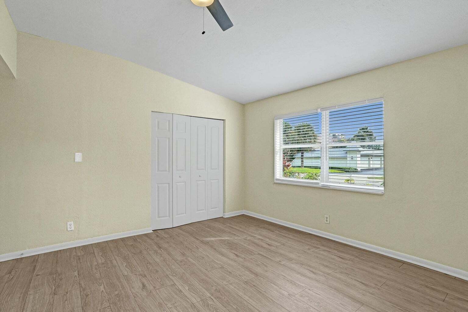 Building Photo - 1205 S Lake Dr