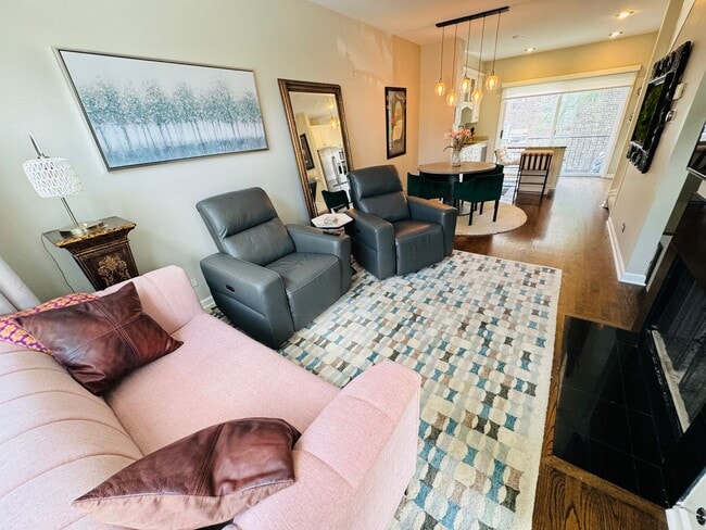 Building Photo - Spacious 3 Bedroom Townhouse