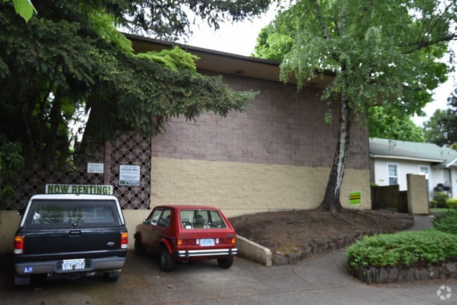 Building Photo - Holly Court