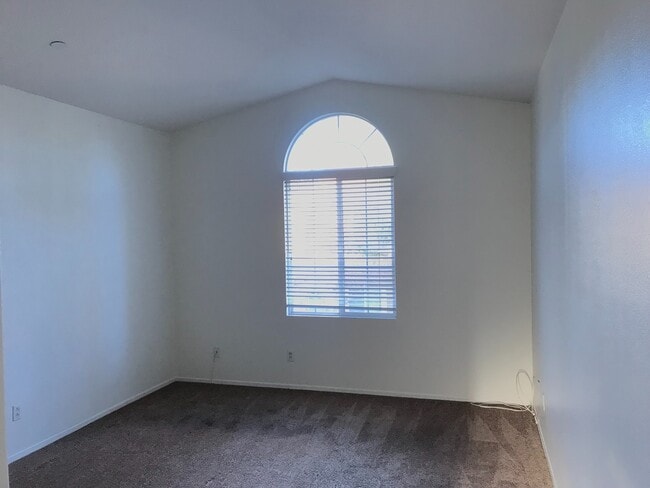 Building Photo - Beautiful 2 Bedrooms,  2.5 Bath Townhome with 2 Car Attached Garage in Ontario