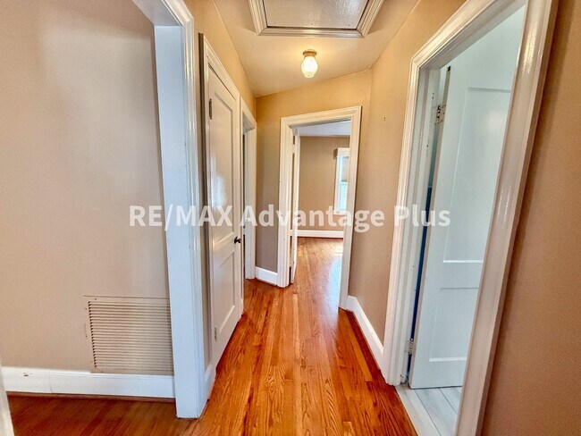 Building Photo - Very Spacious Home with 2 beds/2 baths and a bonus room, close to Charlotte Courthouse