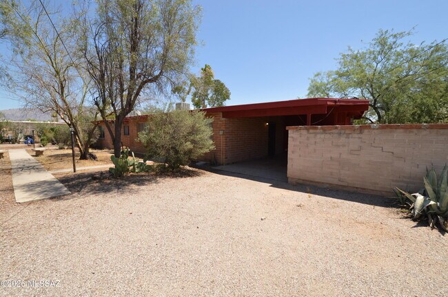 Building Photo - 3529 E Florence Dr