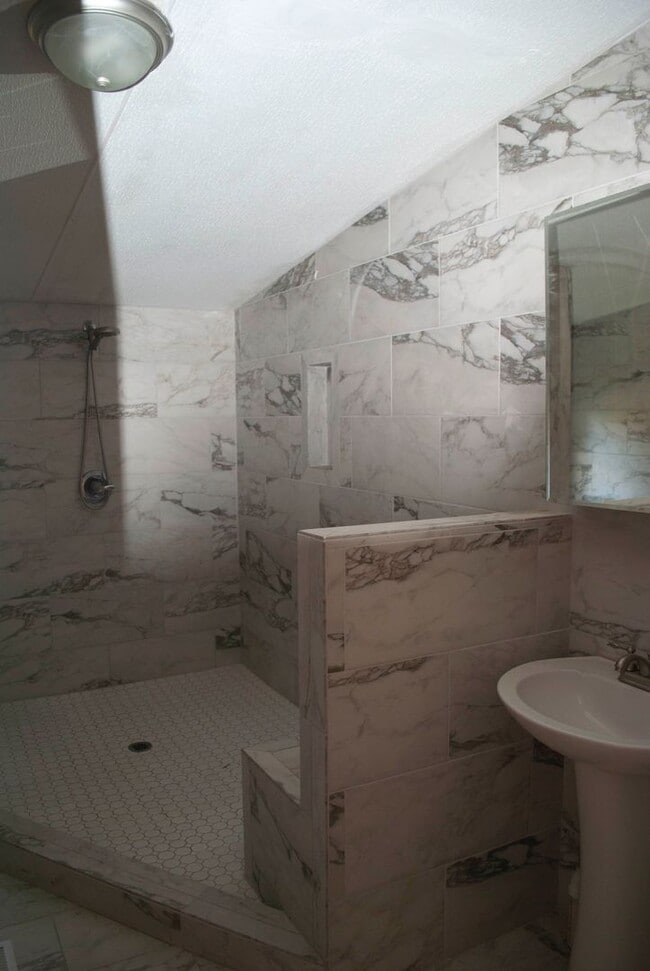 Building Photo - 3 bed 2 bath Tallahassee Home for Rent