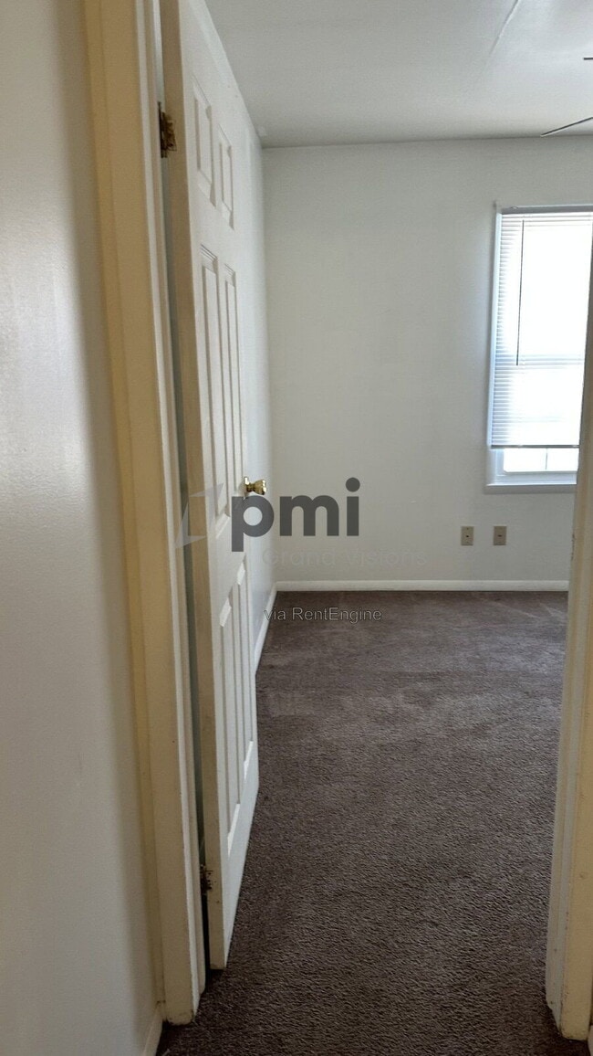 Building Photo - 1616 University Dr