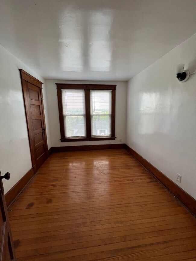 Building Photo - 3 Bed 1 Bath Single Family House 13 Essex St.