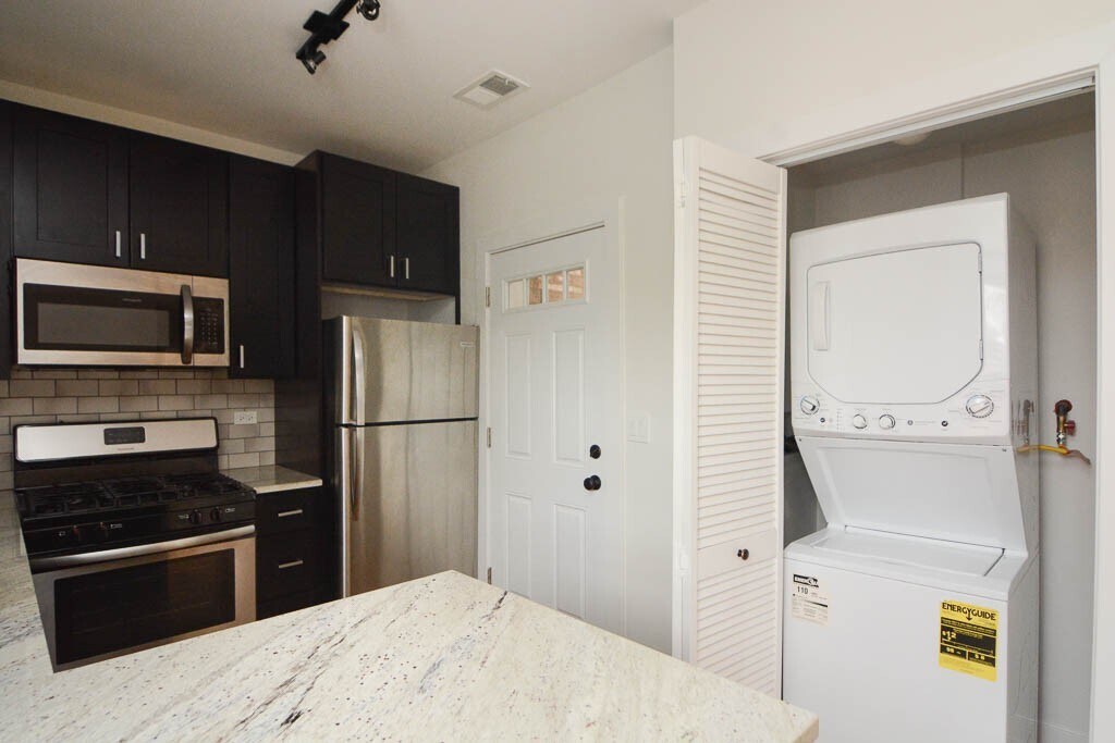 Building Photo - 2206 W Eastwood Ave