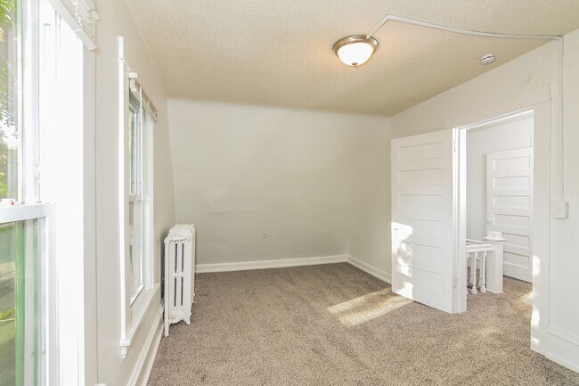 Building Photo - Newly Renovated Single Family Home - GREAT Mpls Location!