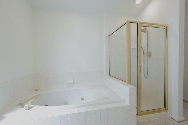 Building Photo - Beautiful 4 BR/3.5 BA Single-Family Home i...
