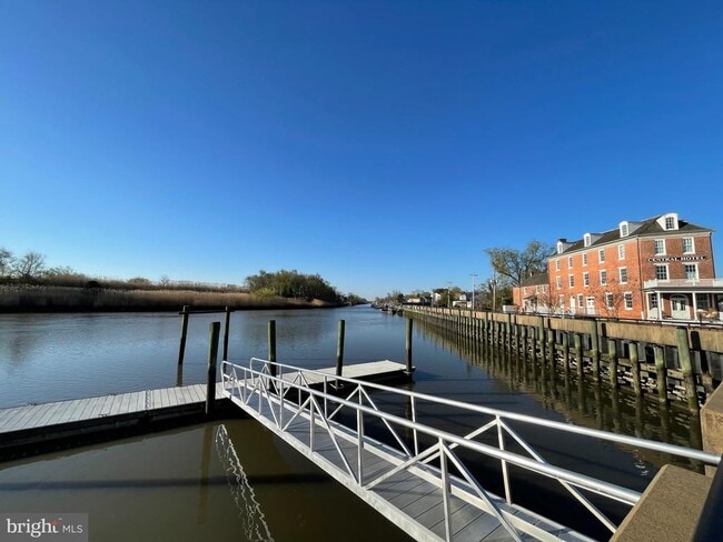 Building Photo - 70 Clinton St