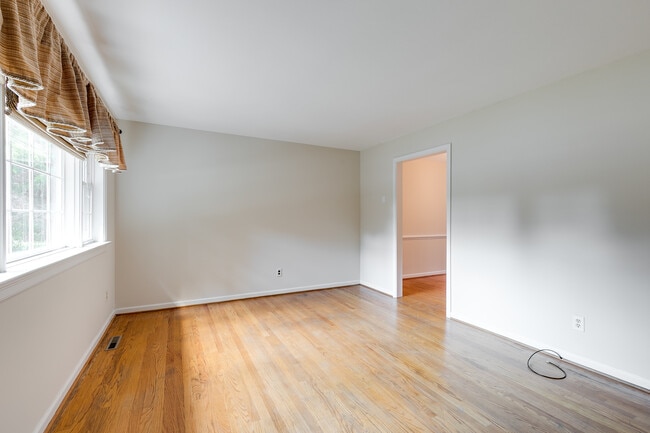 Building Photo - Beautiful Midlothian Rental in Prime Location! ***Available Early-Mid February***