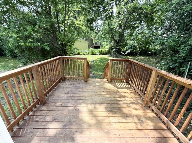 Building Photo - Updated 2 Bedroom/ 1 Bath Home in KCMO