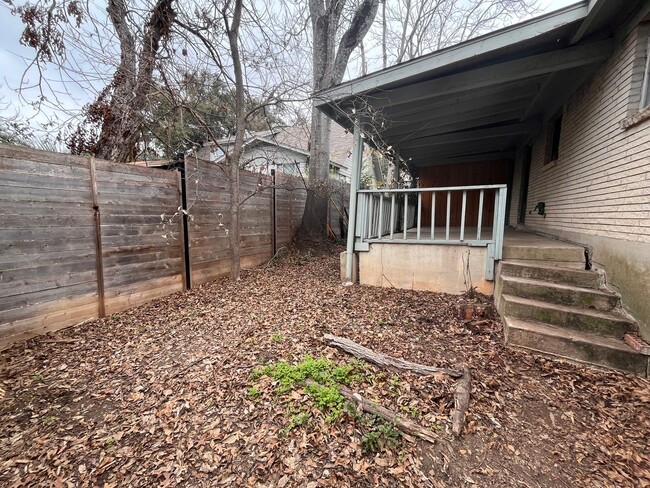 Building Photo - 2 Bed/1bath Duplex in Central Austin