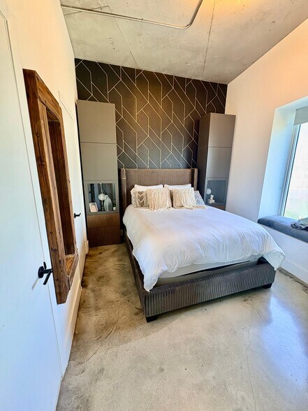 Building Photo - 10 SW South River Dr