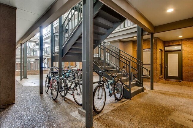 Building Photo - UT PRE LEASE: West Campus 2bd / 2ba Cathedral ceilings, Huge windows, Good Roommate floor-plan