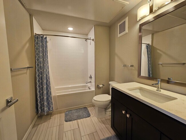 Building Photo - Gorgeous and Bright 2 Bed 2 Bath Large 3rd...