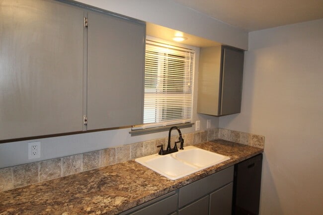 Building Photo - 6903 N Cincinnati St