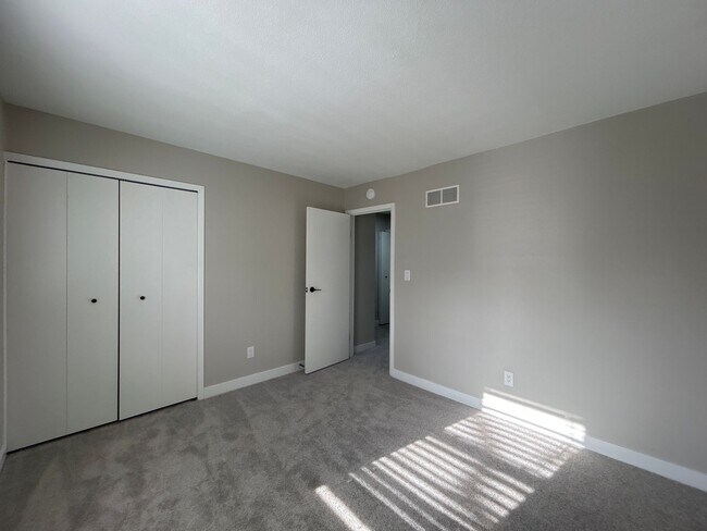 Building Photo - 5017 Birchwood Ln