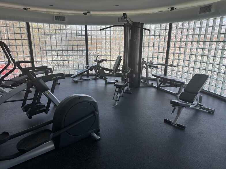 Building Photo - 1637 Oakwood Dr