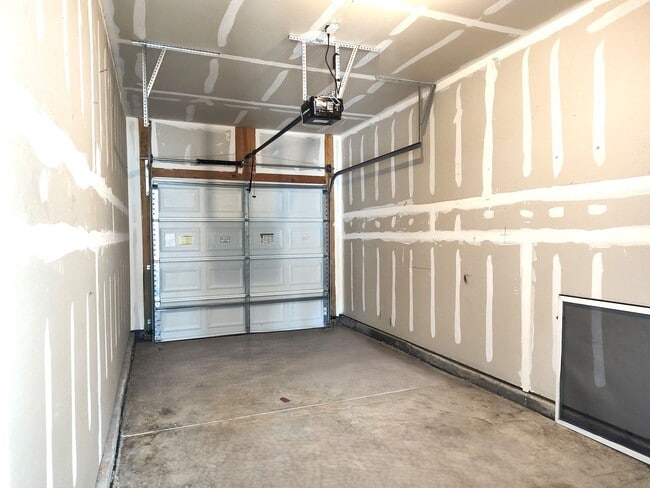 Building Photo - Charming, end-unit, townhome located in the Wrights Crossing Community!